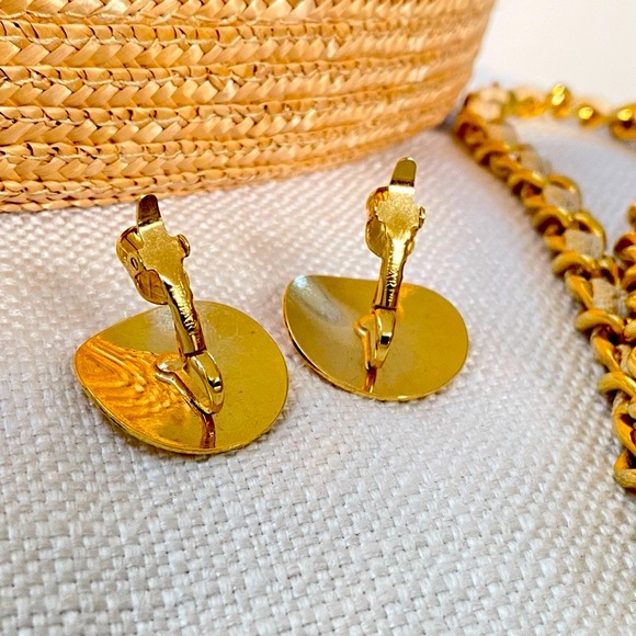 Vintage Trifari Gold Sea shells clip earrings - Picture 3 of 5